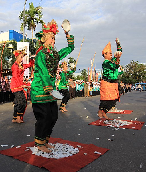 √7 Tarian Daerah Tradisional Indonesia Populer dan Terkenal