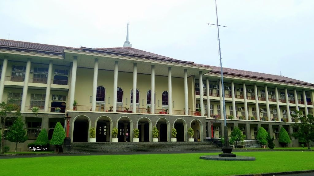 10 Daftar Universitas Terbaik di Indonesia Beserta Profilnya